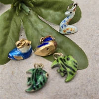 charms-emaljerede-grønne-slørhalefisk-prikket-fabeldyr-blå-ænder-tyske-vintage-vedhæng